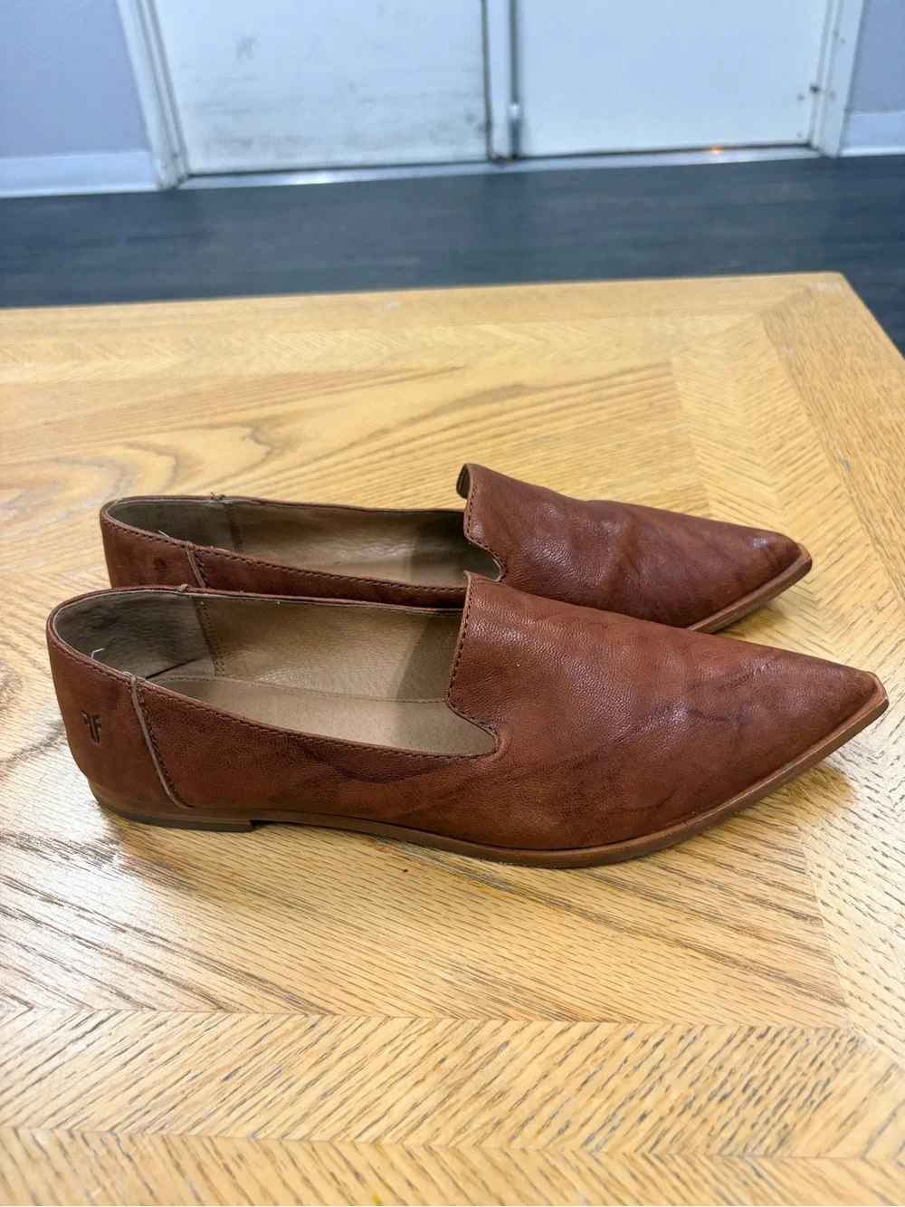 FRYE Leather Pointed Toe Slip-On Loafers in Brown. Size 10